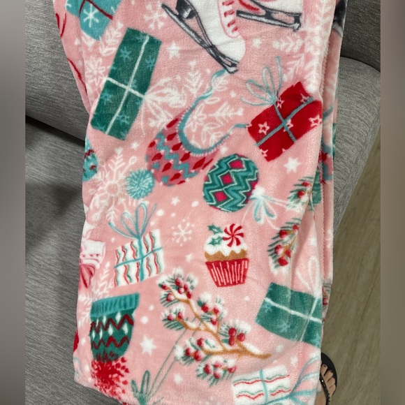 Cupcakes & Cashmere Pink Christmas Themed🎄🩷 Plush Holiday Throw blanket NWT - Picture 2 of 4